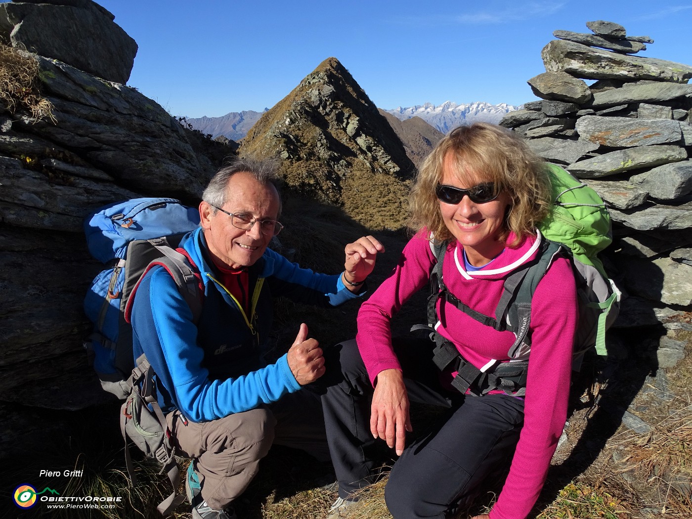 83 Alla Bocchetta di Budria con Pizzo del Vento e Alpi Retiche.JPG